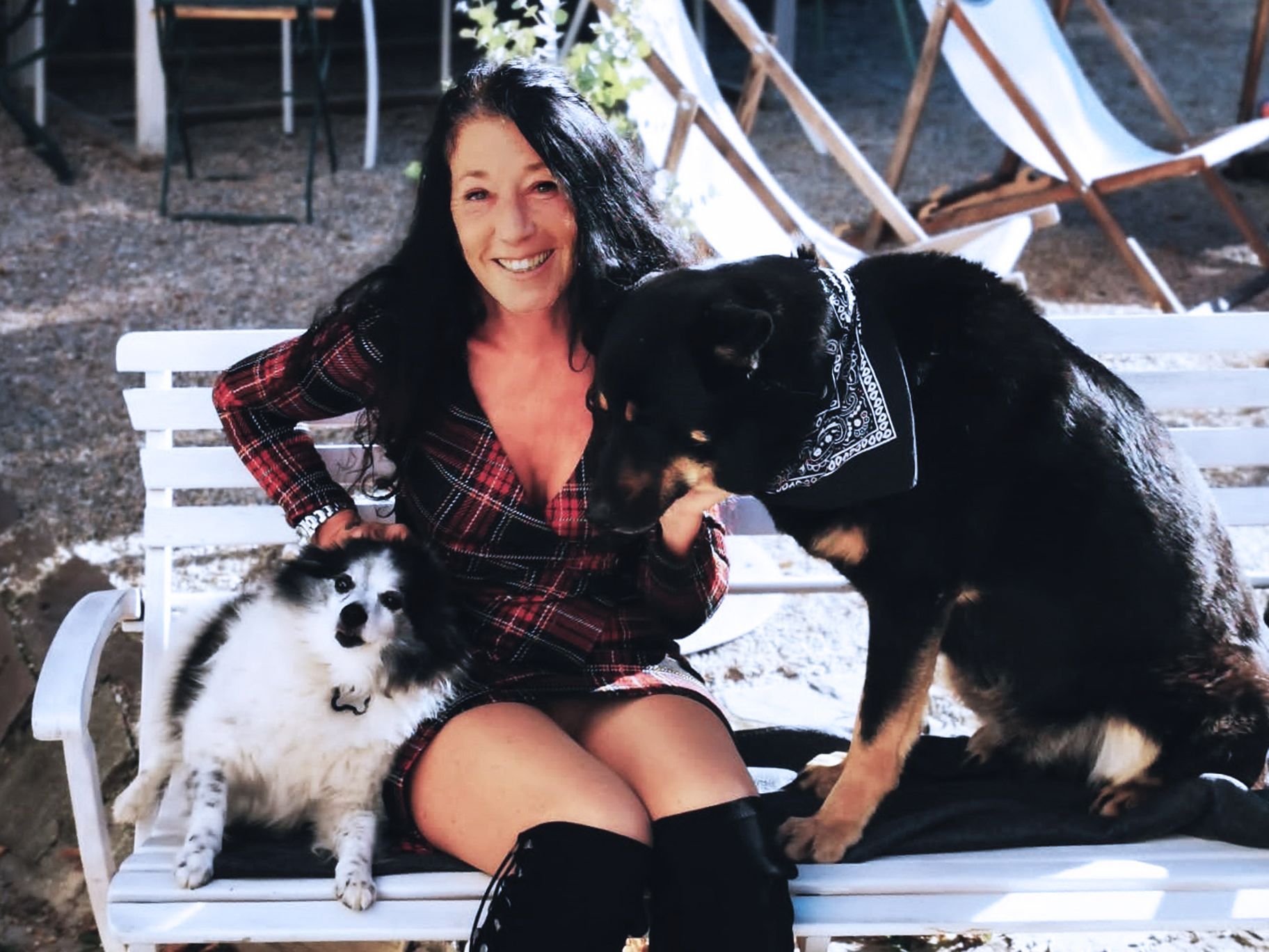 Helene mit ihren Hunden Kingston und Rose im Garten