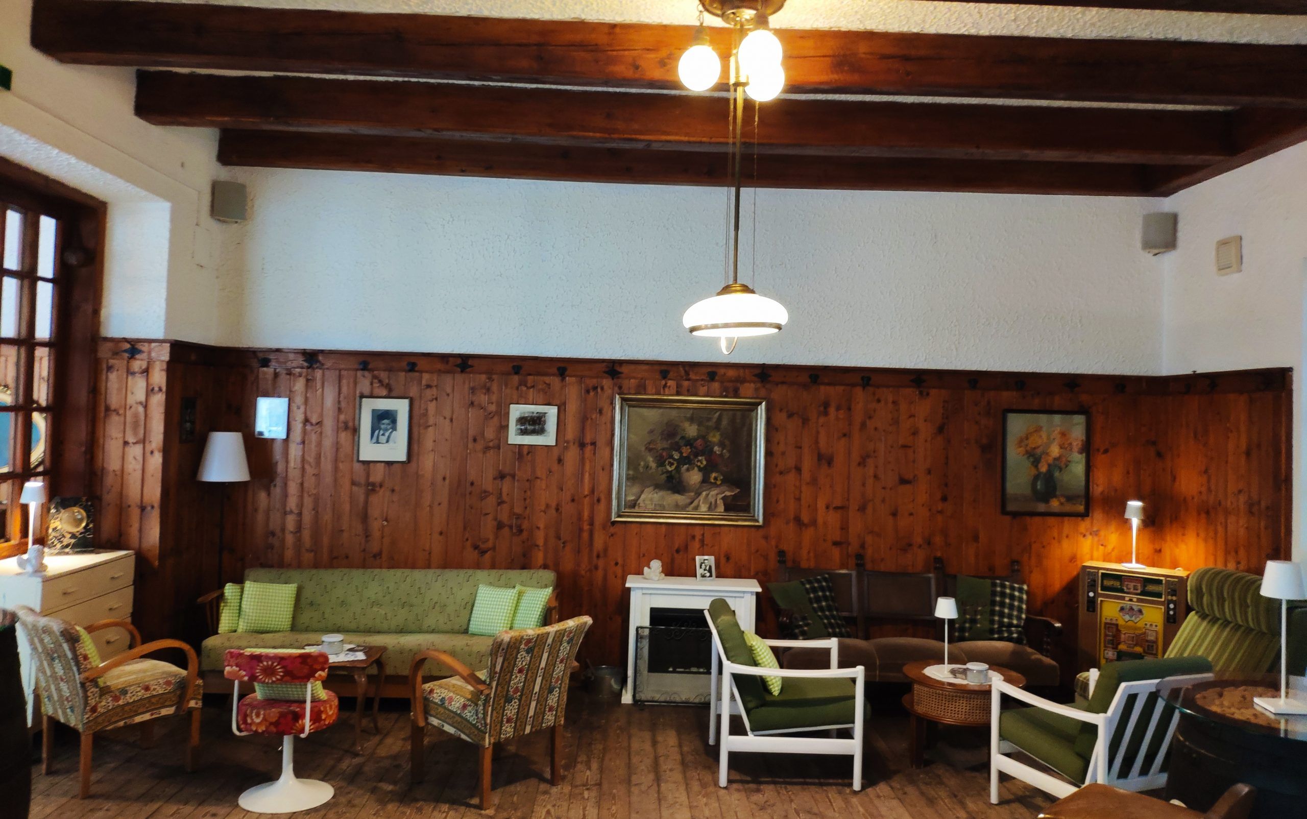 Stilvoller Indoor-Bereich der Helene im 1960er-Charme